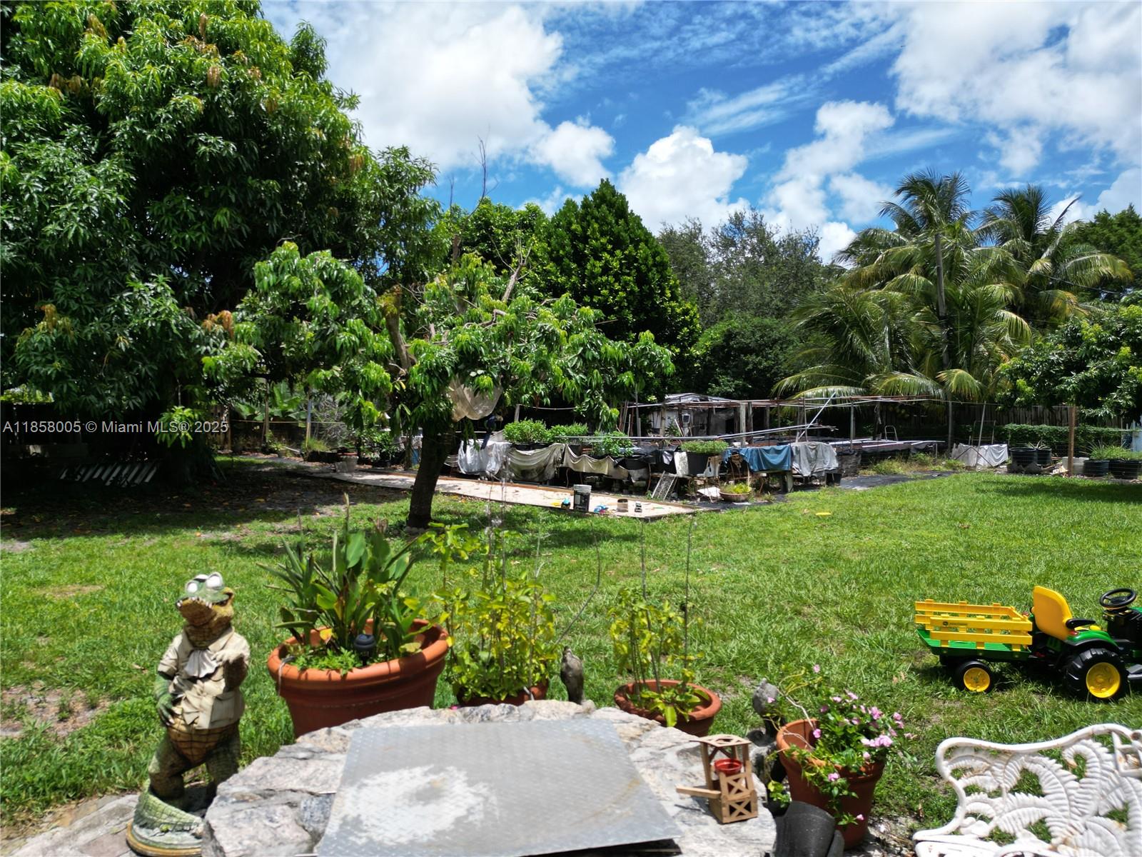 HOLLYWOOD LITTLE RANCHES - Residential