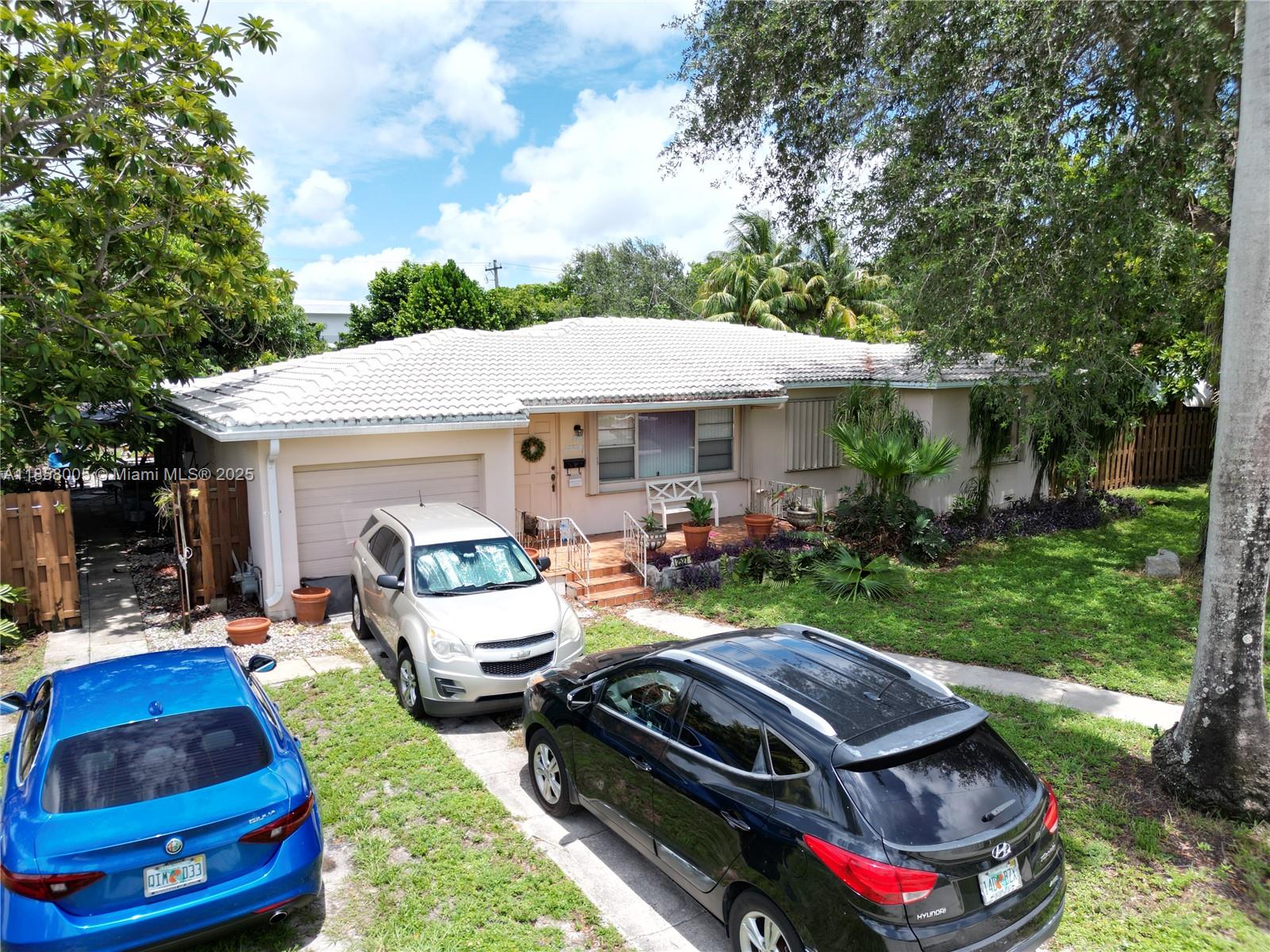 HOLLYWOOD LITTLE RANCHES - Residential