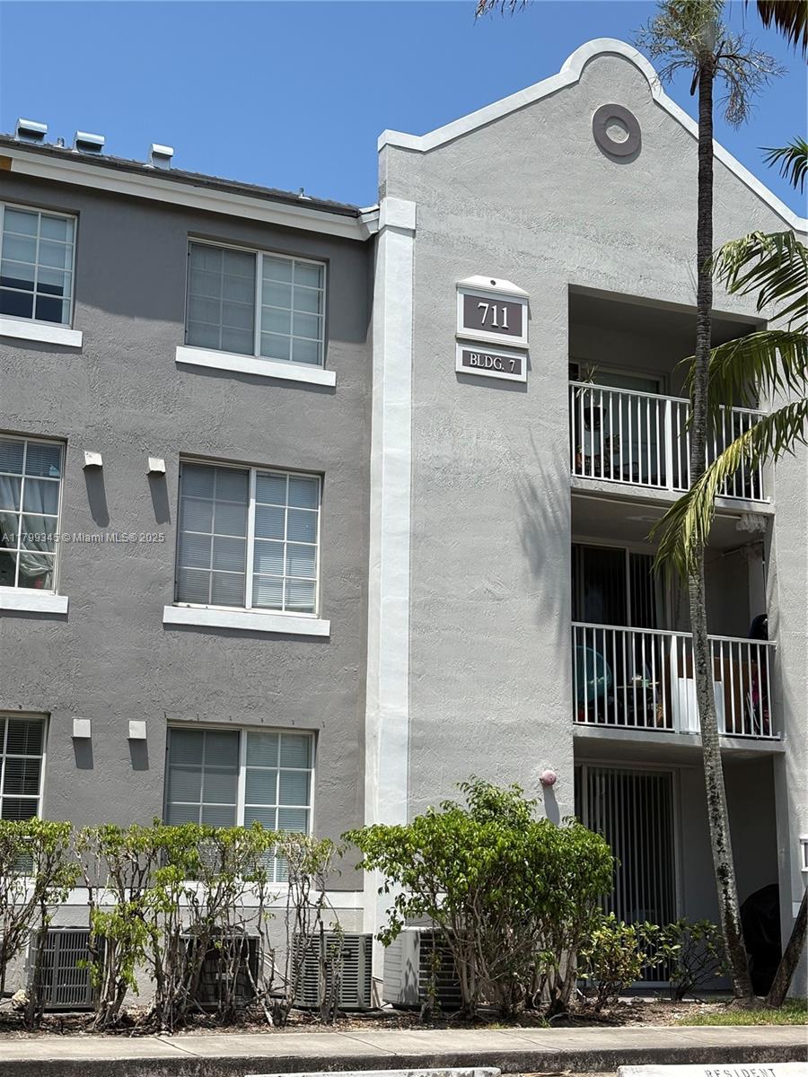 711 Sw 111th Way 107, Pembroke Pines, Miami-Dade County, Florida - 3 Bedrooms  
2 Bathrooms - 