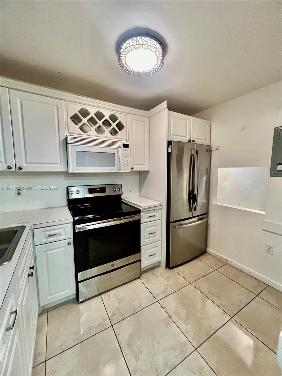 This ground-floor - Corner unit 2 Beds and 2 Full baths. offers the perfect blend of comfort and privacy. Its design allows for excellent natural light and ventilation, with open views of the community’s well-maintained gardens. The community is made up of mature adults who enjoy a peaceful and welcoming environment, ideal for those seeking a relaxed and secure lifestyle. Residents can take advantage of beautiful and recreational spaces.