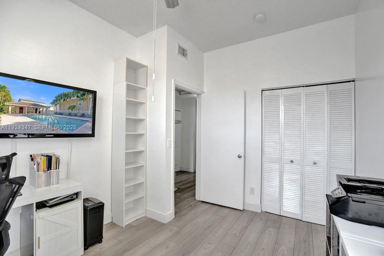 KENSINGTON MANOR - Residential