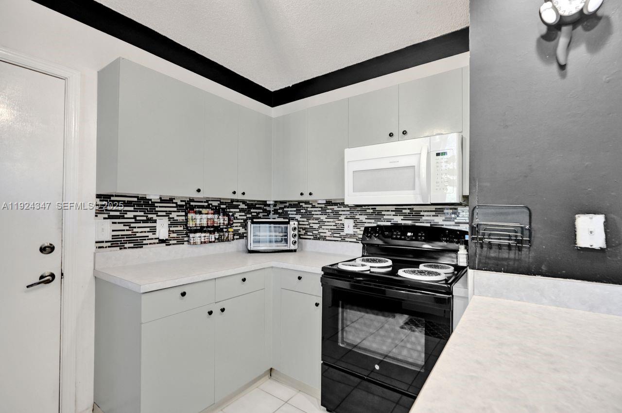 KENSINGTON MANOR - Residential