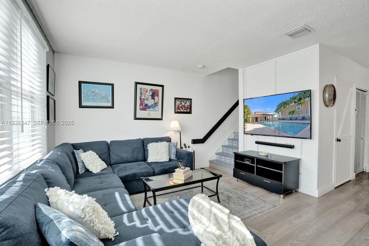 KENSINGTON MANOR - Residential