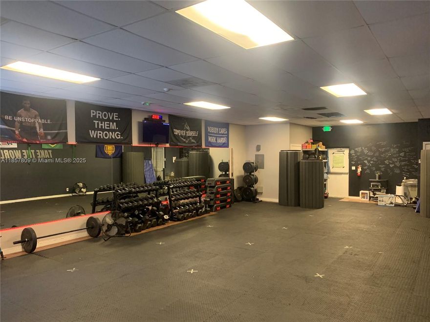 READY FOR A GYM, DANCE ACADEMY, YOGA ACADEMY, MARTIAL ARTS!
Open space with a private bathroom.