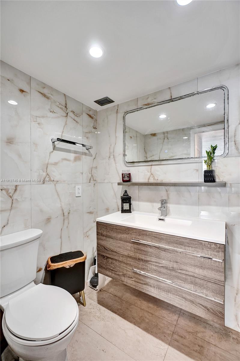 COMMODORE PLAZA CONDO - Residential