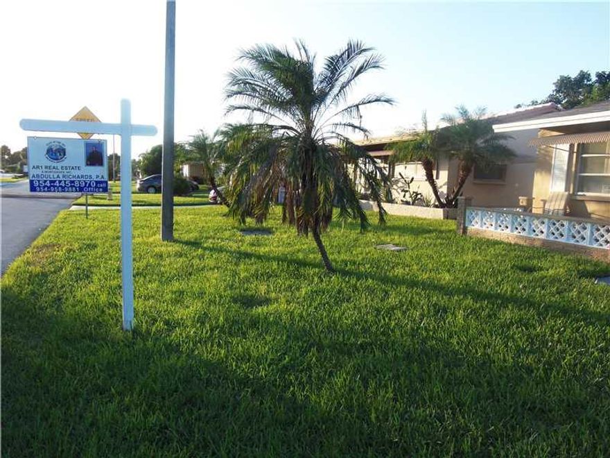 Beautifully renovated 2 bedrooms 1 bathroom, single-family home in the Mainlands. Low monthly HOA. Associations states it's a 55+ community.