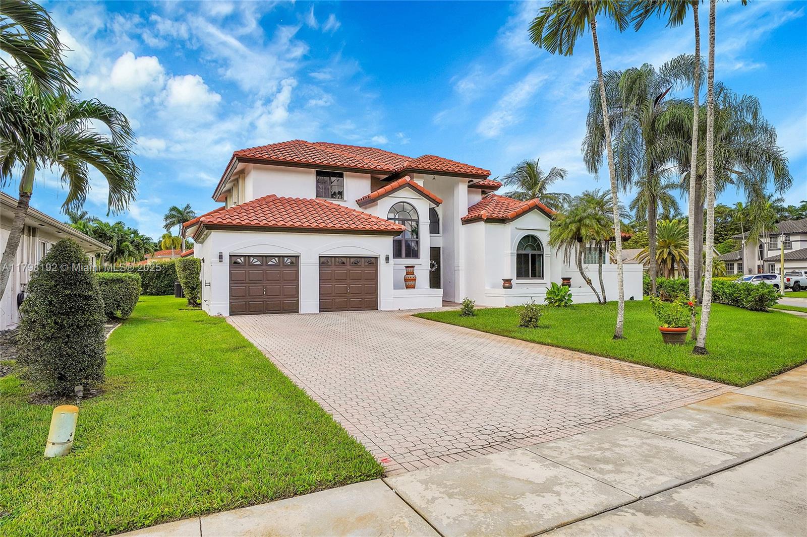 Rental Property at 500 E Cypress Pointe Dr E Dr, Pembroke Pines, Miami-Dade County, Florida - Bedrooms: 5 
Bathrooms: 3  - $6,900 MO.