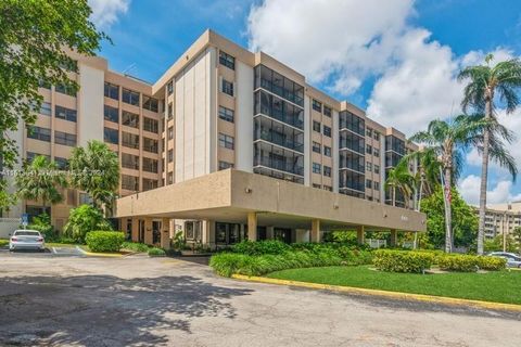 Condominium in Miami FL 900 195th St St 20.jpg