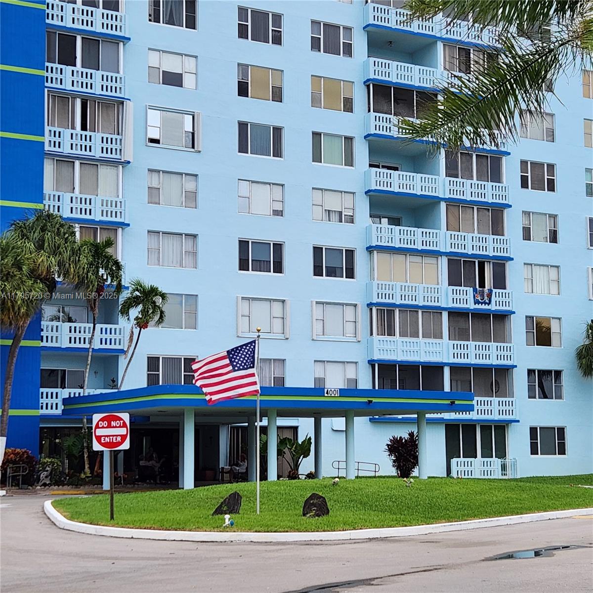 Property for Sale at 4001 Hillcrest Dr 602-4, Hollywood, Broward County, Florida - Bedrooms: 3 
Bathrooms: 3  - $330,000