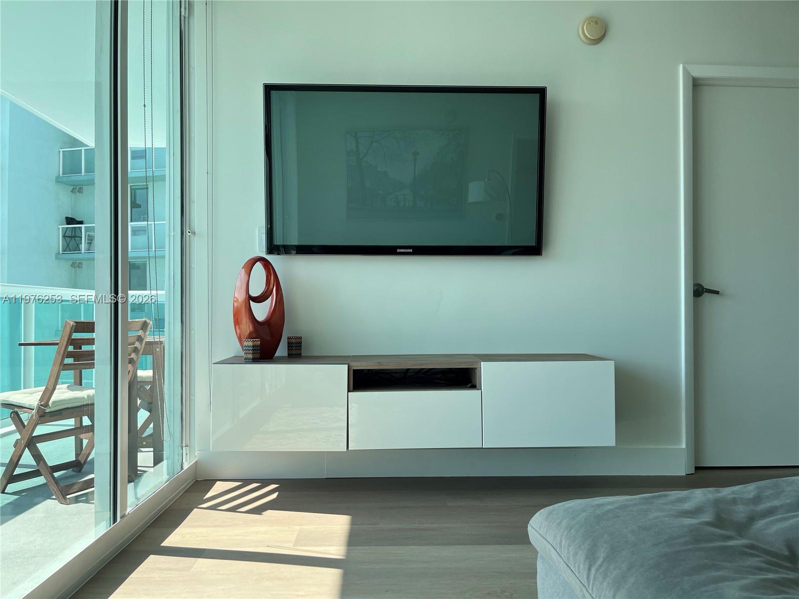 1800 CLUB CONDO - Residential Lease