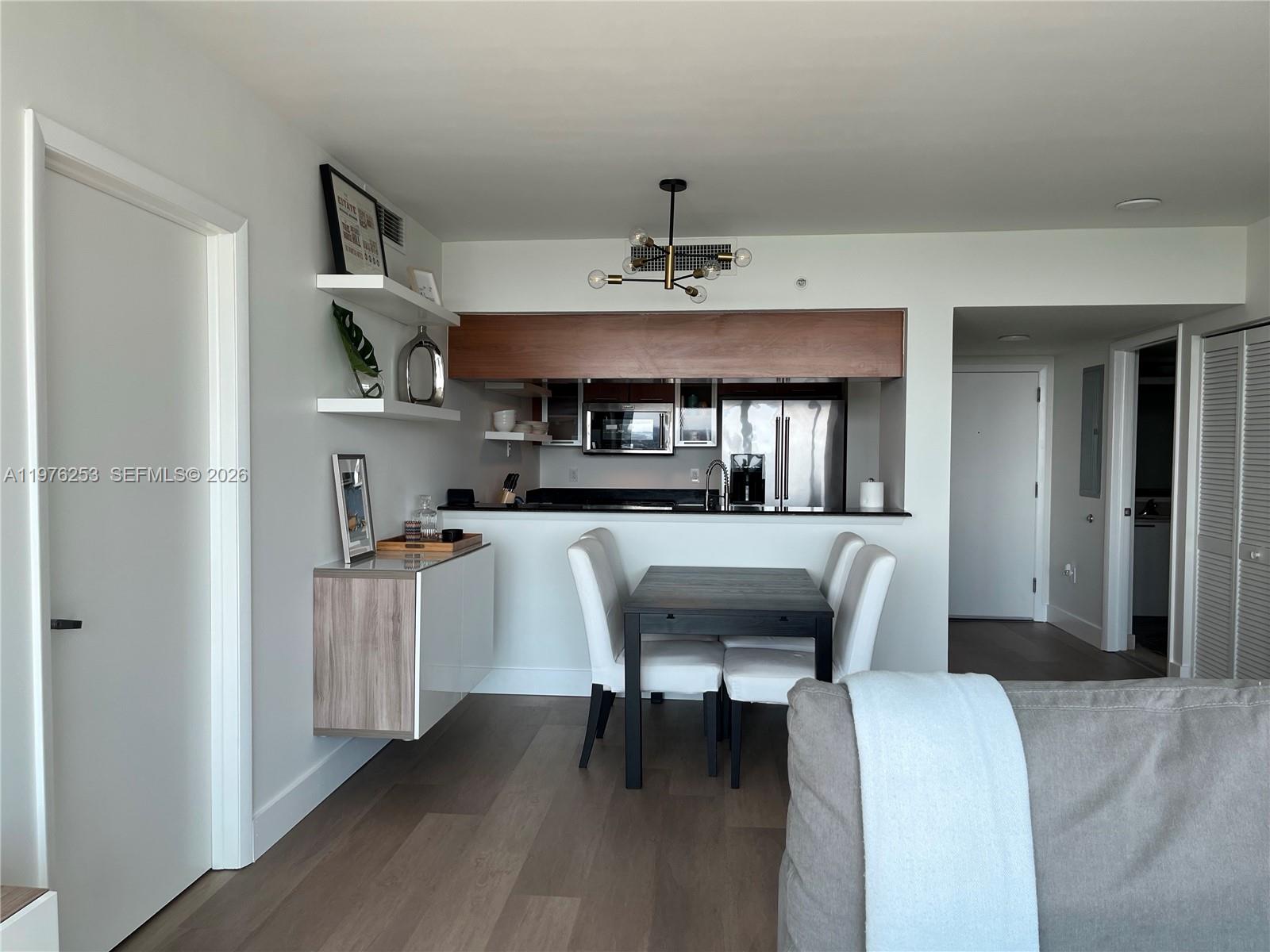 1800 CLUB CONDO - Residential Lease