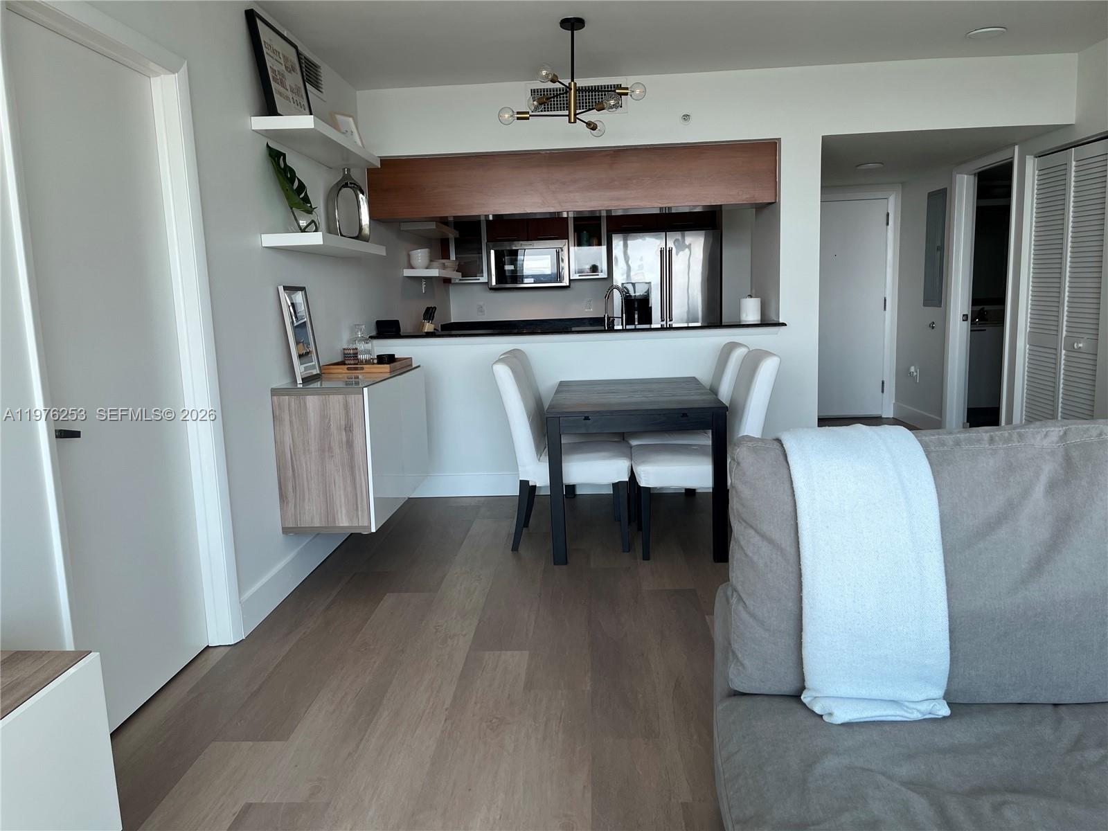 1800 CLUB CONDO - Residential Lease