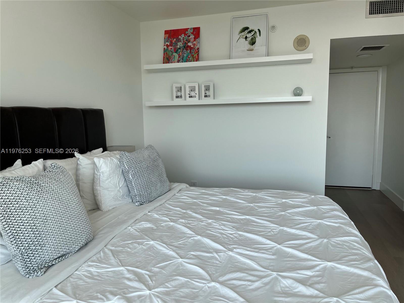 1800 CLUB CONDO - Residential Lease