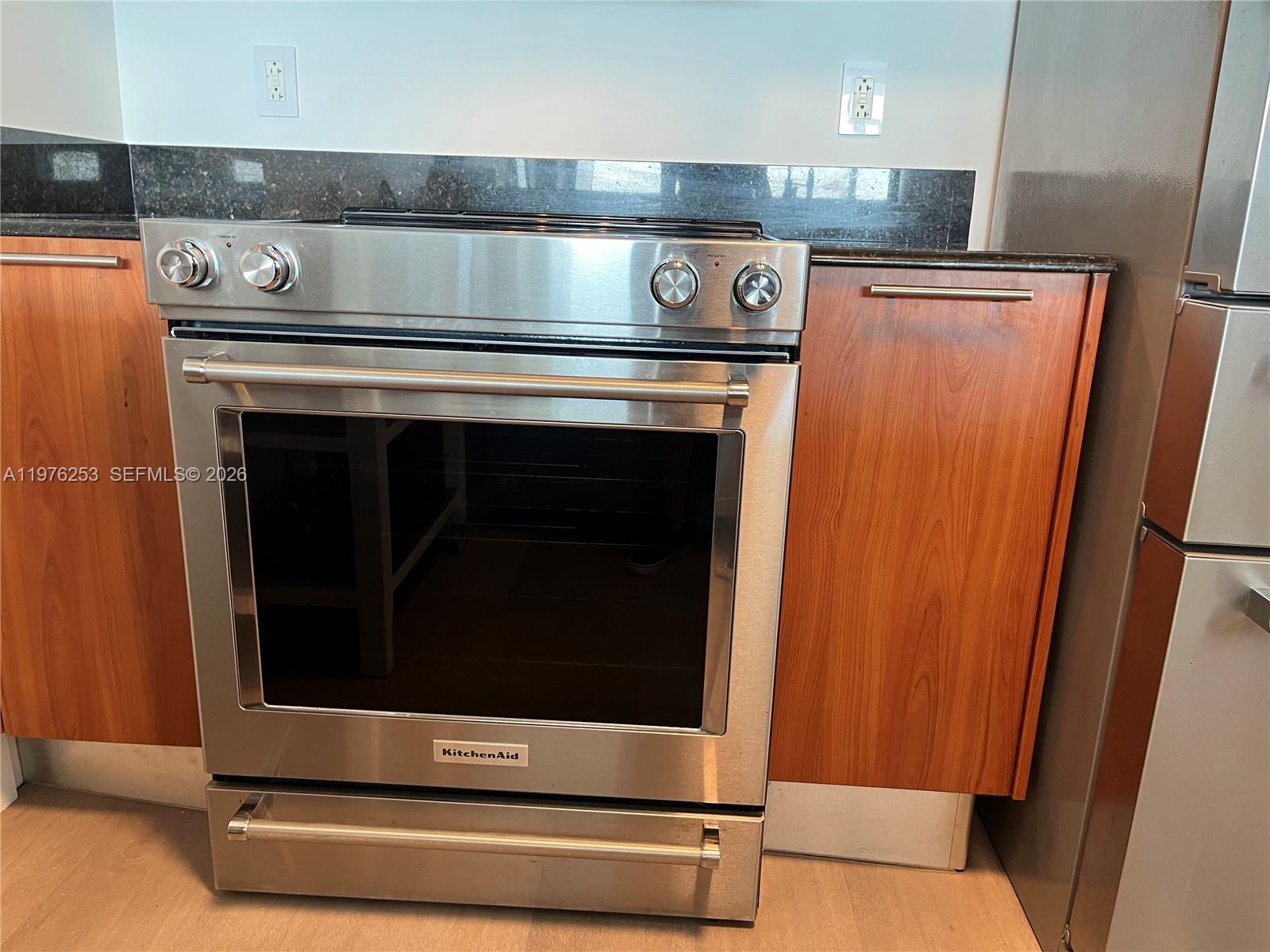 1800 CLUB CONDO - Residential Lease