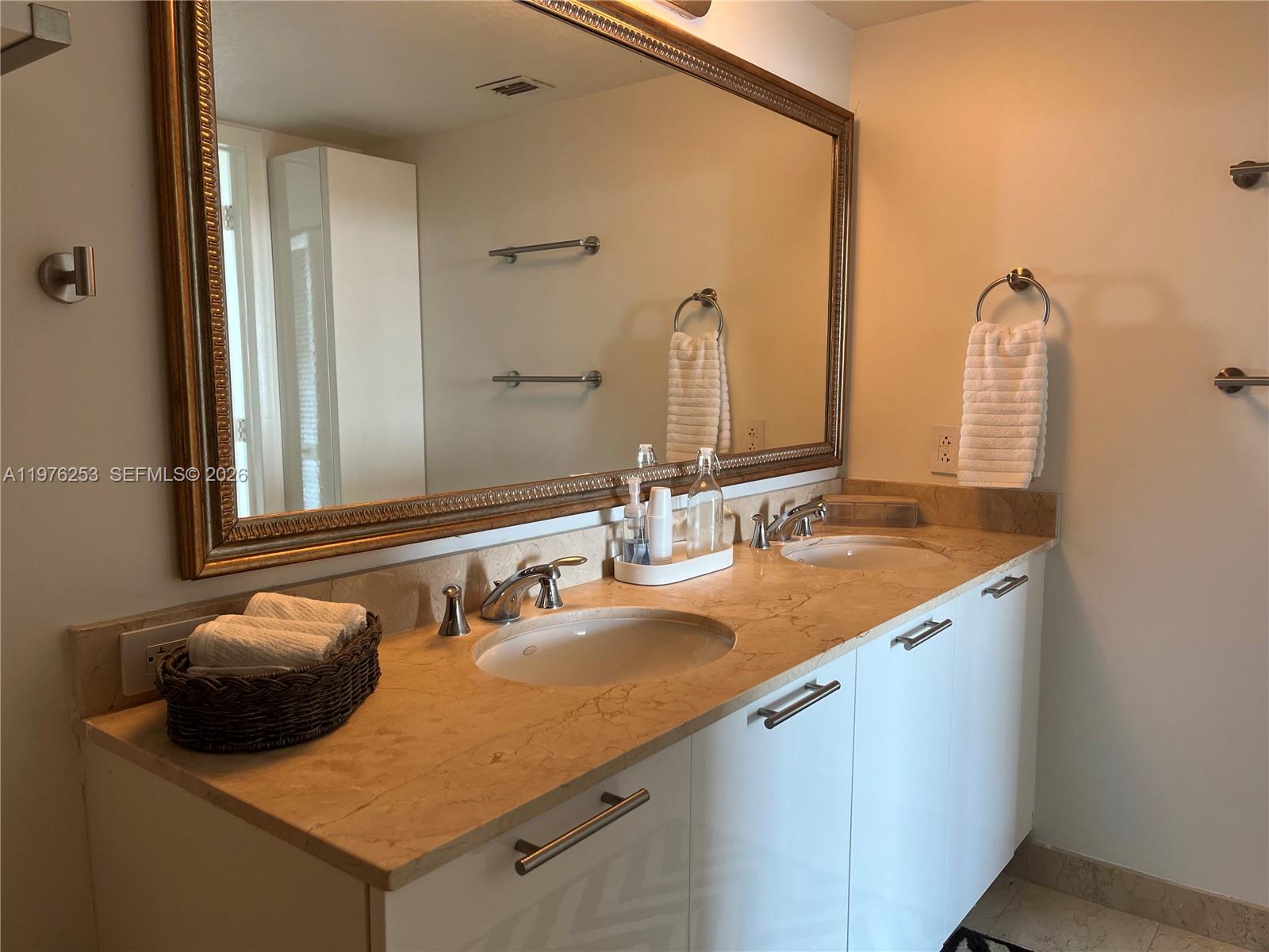 1800 CLUB CONDO - Residential Lease