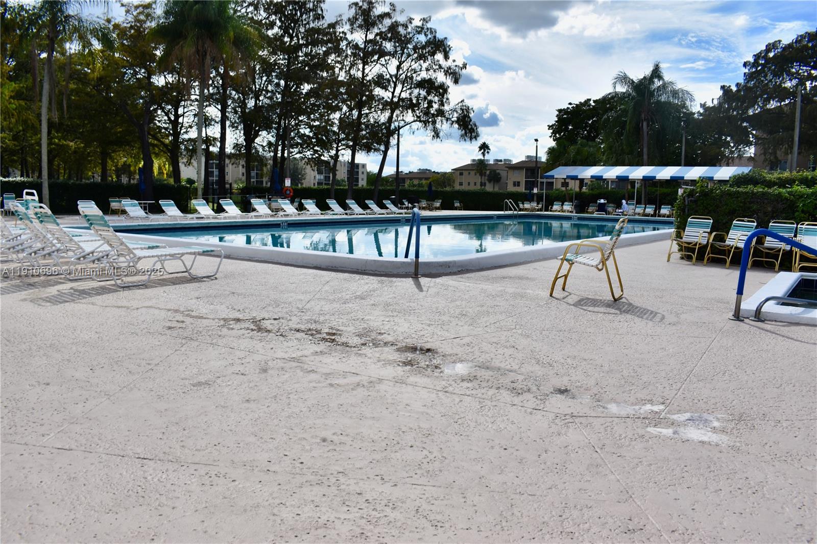 CASCADES OF LAUDERHILL CO - Residential Lease