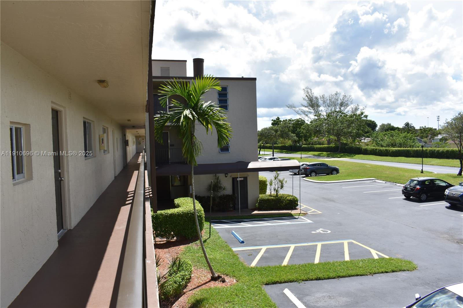 CASCADES OF LAUDERHILL CO - Residential Lease