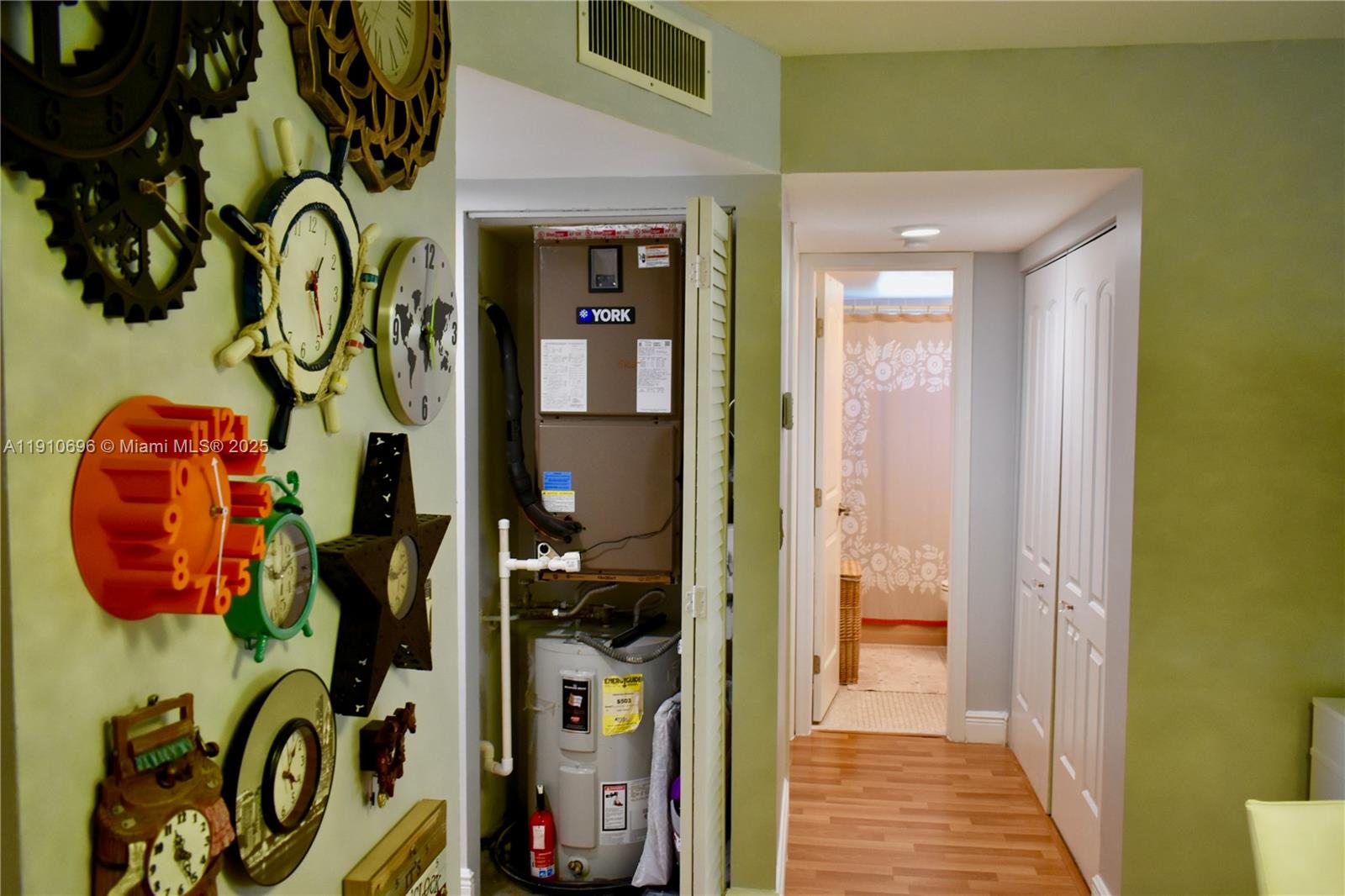 CASCADES OF LAUDERHILL CO - Residential Lease