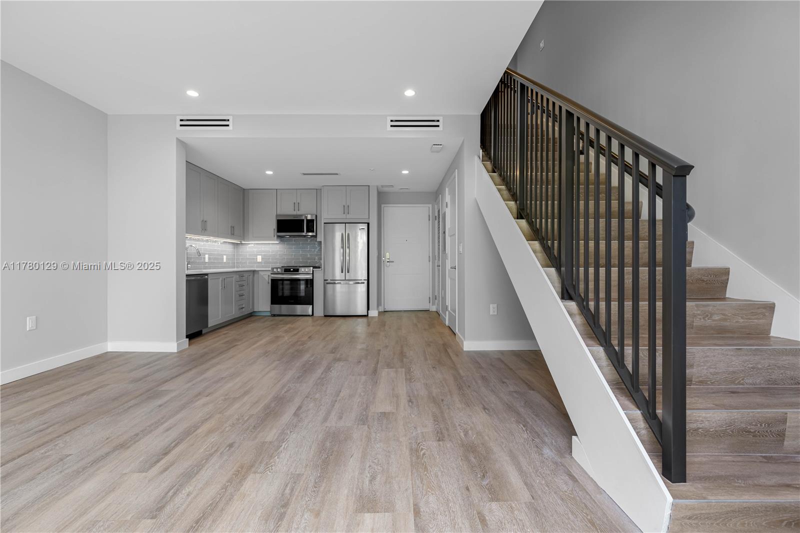 3335 Thomas Ave 213, Coconut Grove, Broward County, Florida - 1 Bedrooms  
2 Bathrooms - 