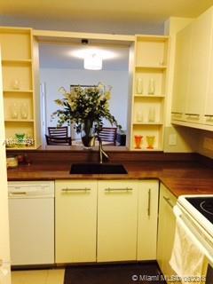 *3/2 Lakeview,ground floor with nice kitchen and shelving
*rent directly from owner
*close to Central Park elementary, publix,starbucks,winndixie,highways,sawgrass mall
*well maintained community with amenities