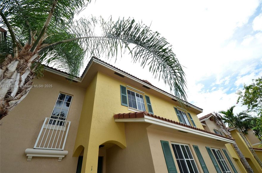 WELCOME SUMMER SOECIAL, for this 3 bedrooms, 2.5 bath , beautiful townhouse close to Ft. Lauderdale Beaches, easy to show, with new carpet on stairs and 2nd floor, new floor on the 1st floor. No washer/dryer in the unit, only the hook up. Fully new painted