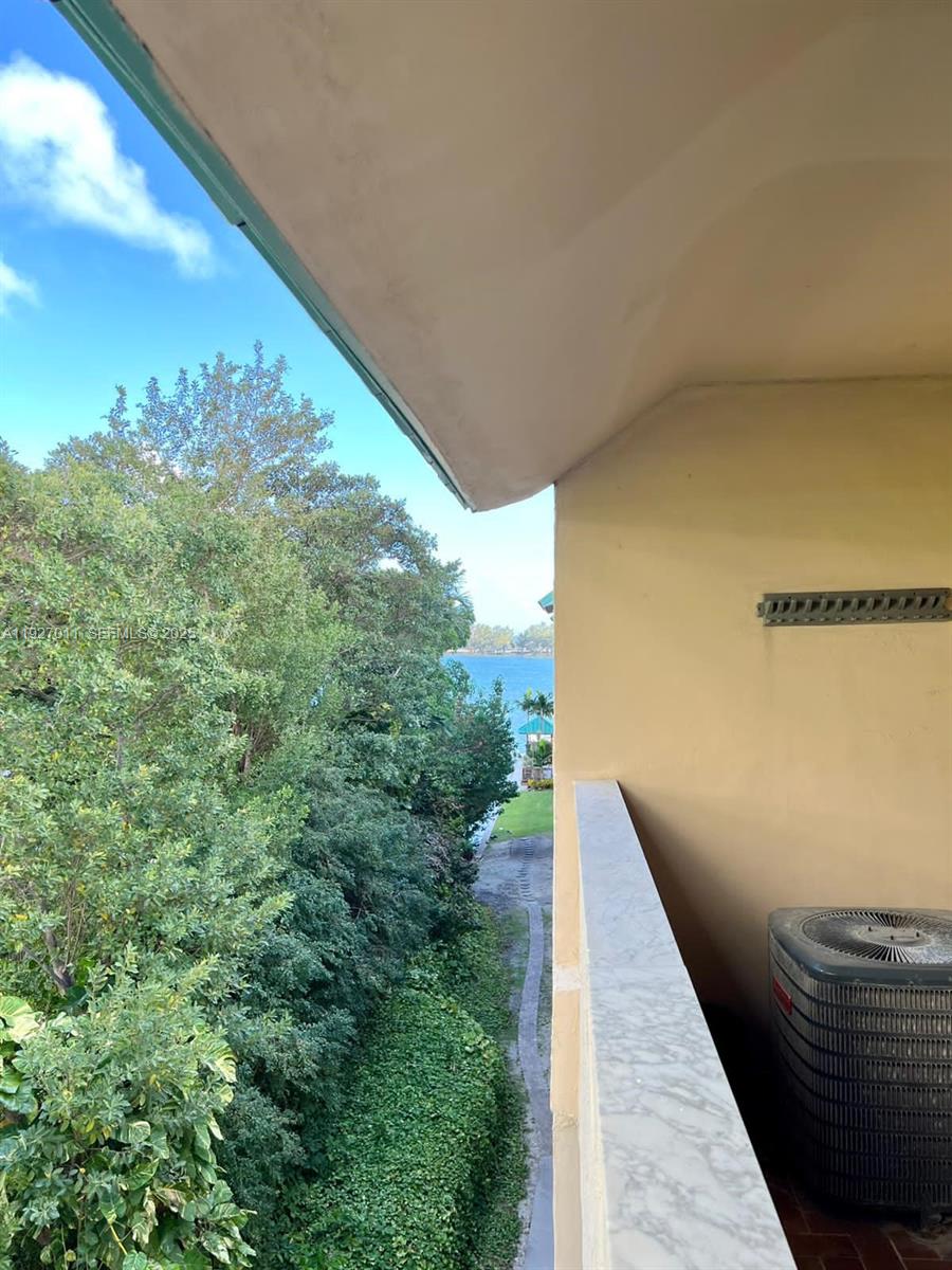 2201 Brickell Ave 83