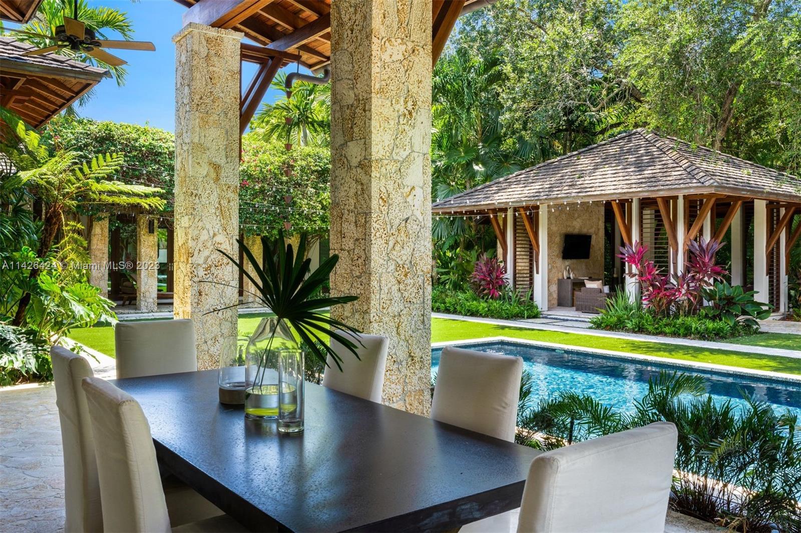 COLLINS MANOR - Residential