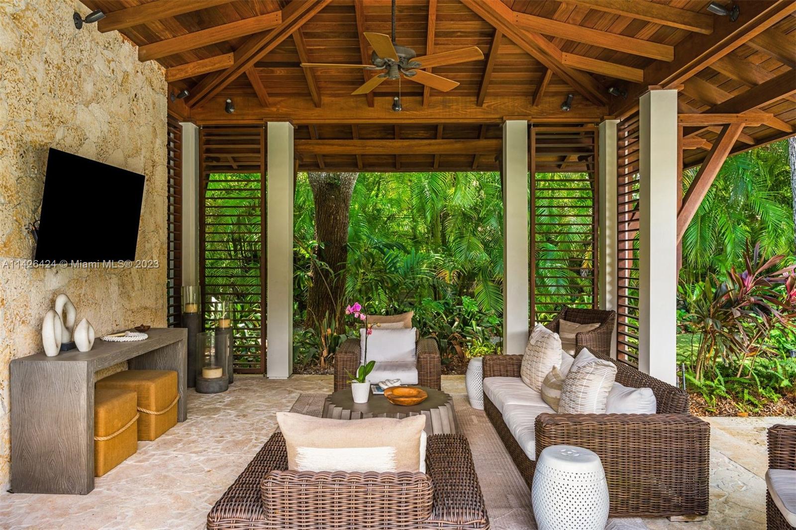 COLLINS MANOR - Residential