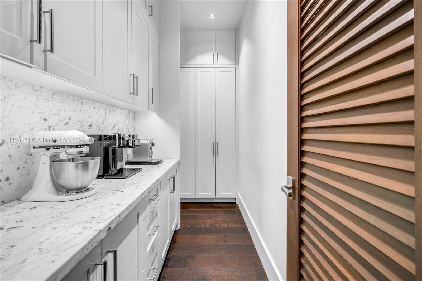 COLLINS MANOR - Residential