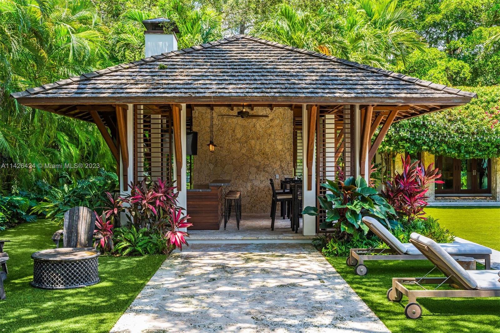 COLLINS MANOR - Residential