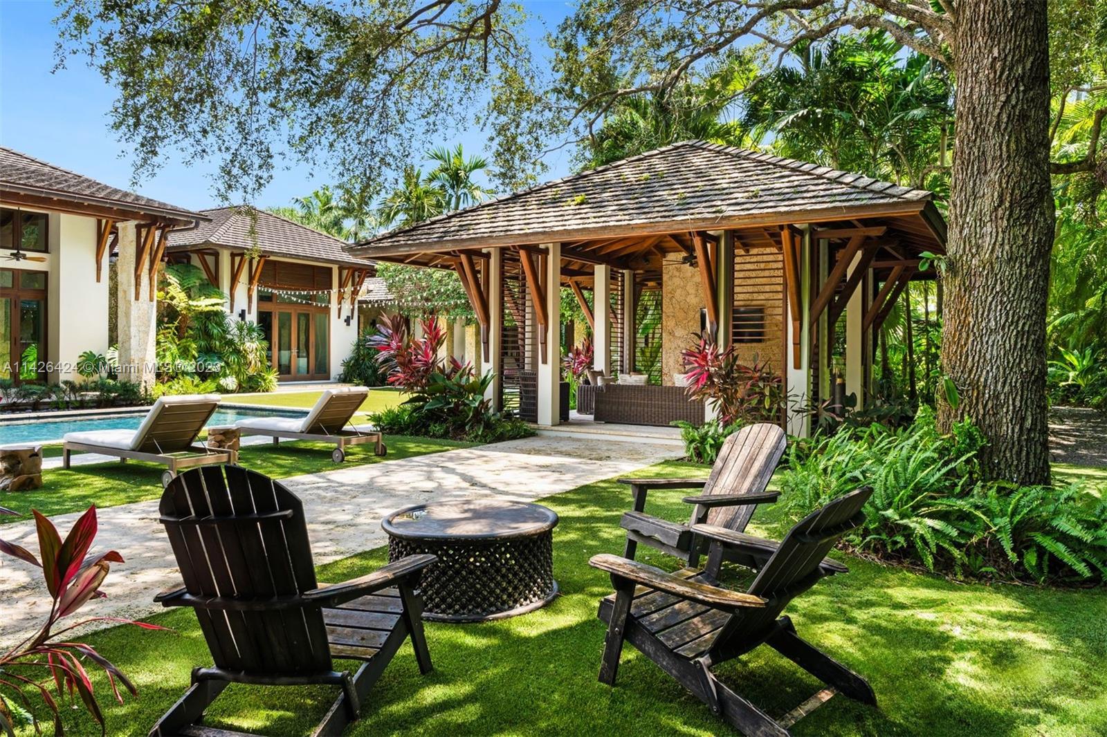 COLLINS MANOR - Residential