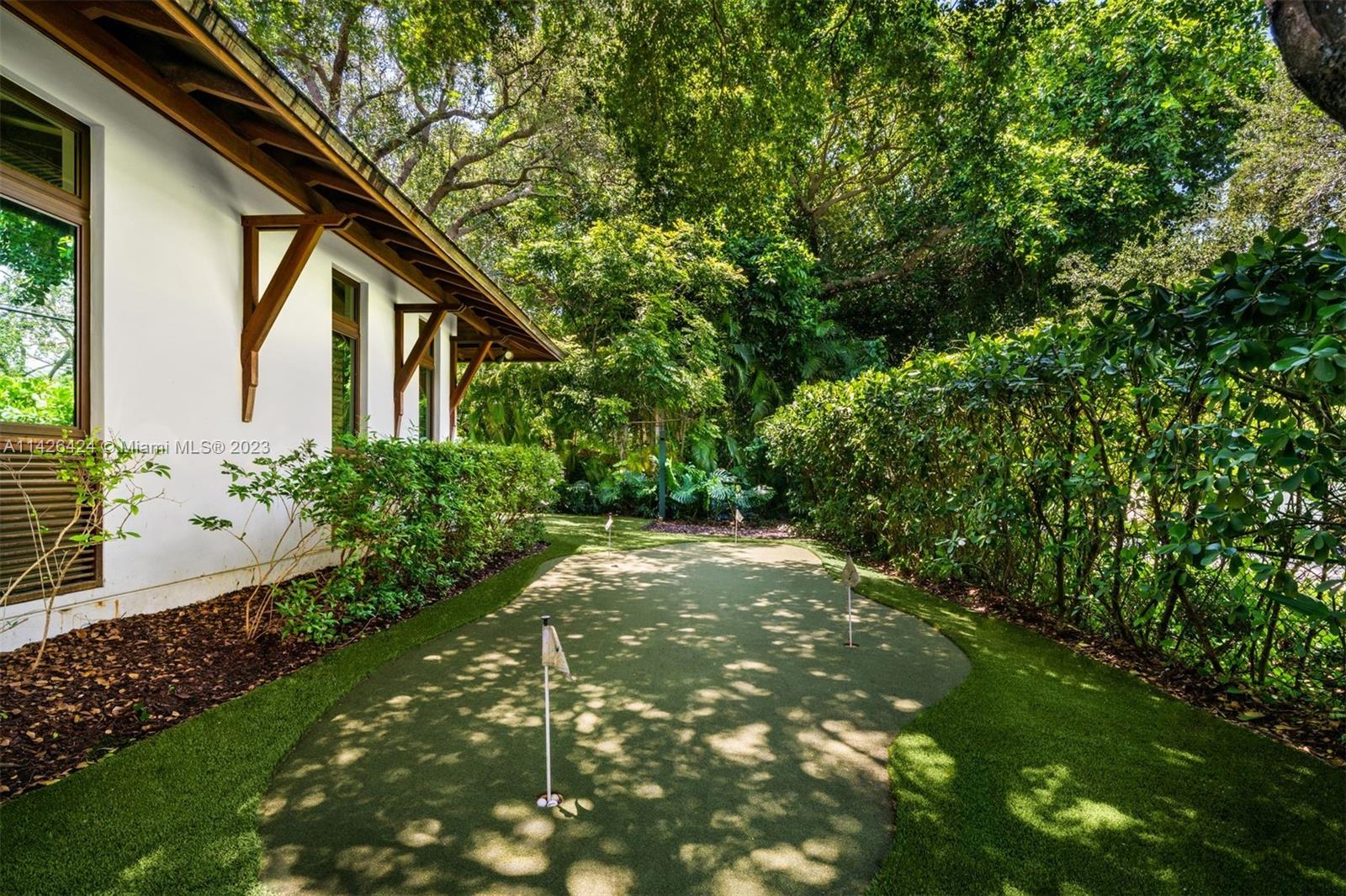 COLLINS MANOR - Residential