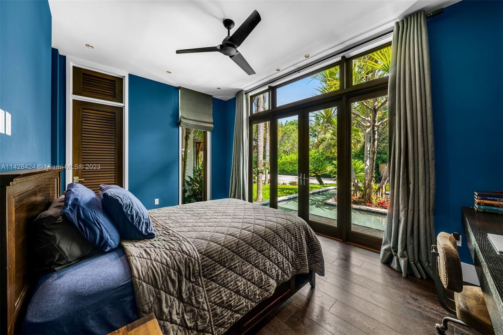 COLLINS MANOR - Residential