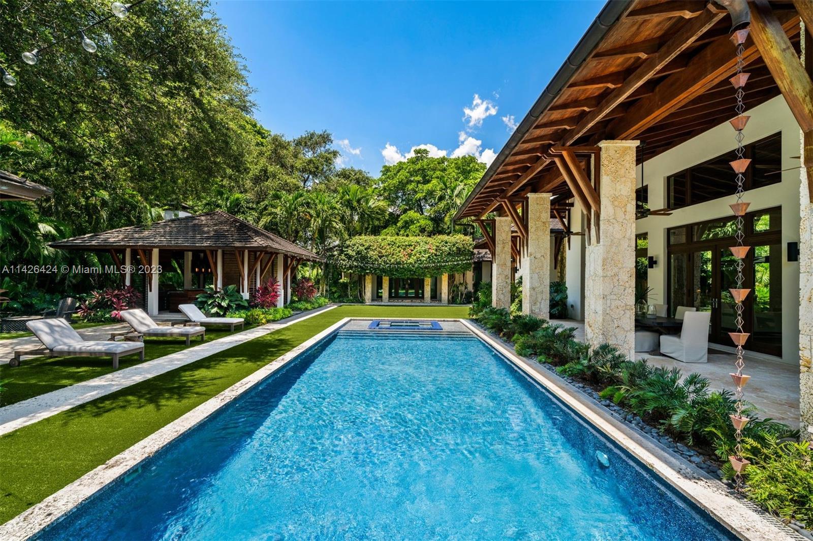 COLLINS MANOR - Residential