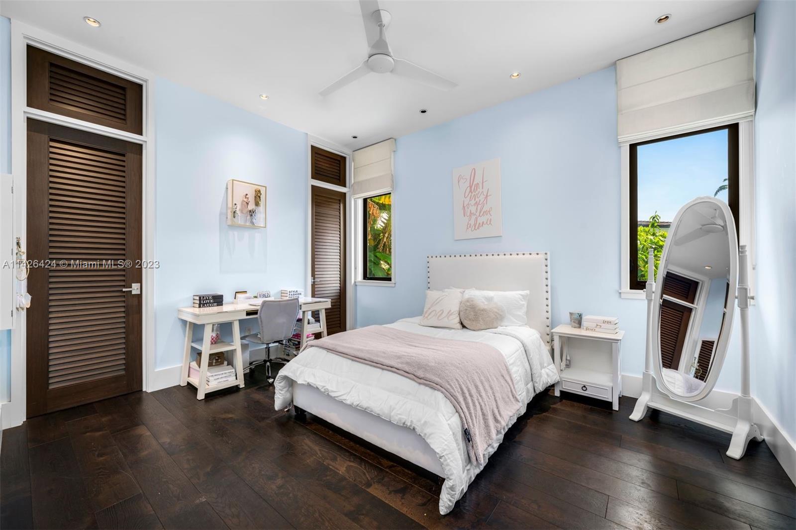 COLLINS MANOR - Residential