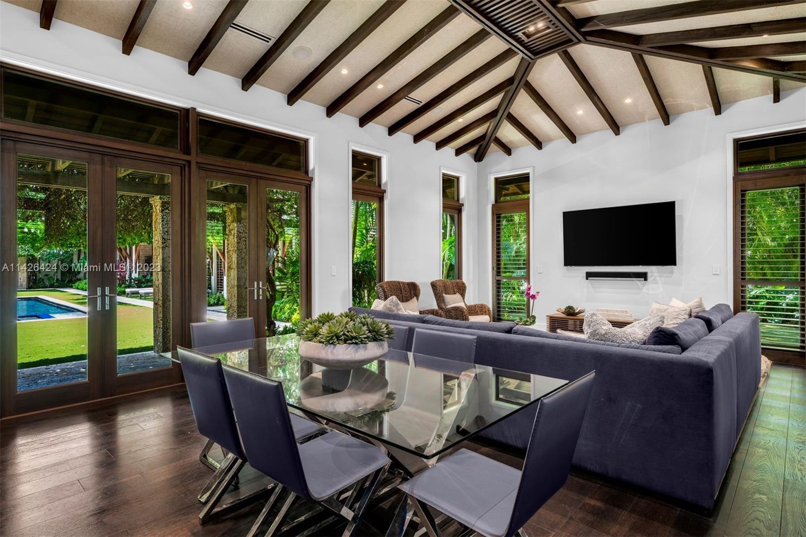 COLLINS MANOR - Residential