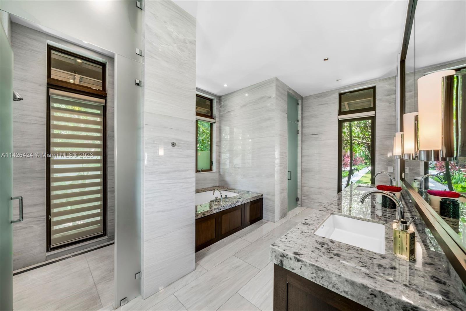 COLLINS MANOR - Residential