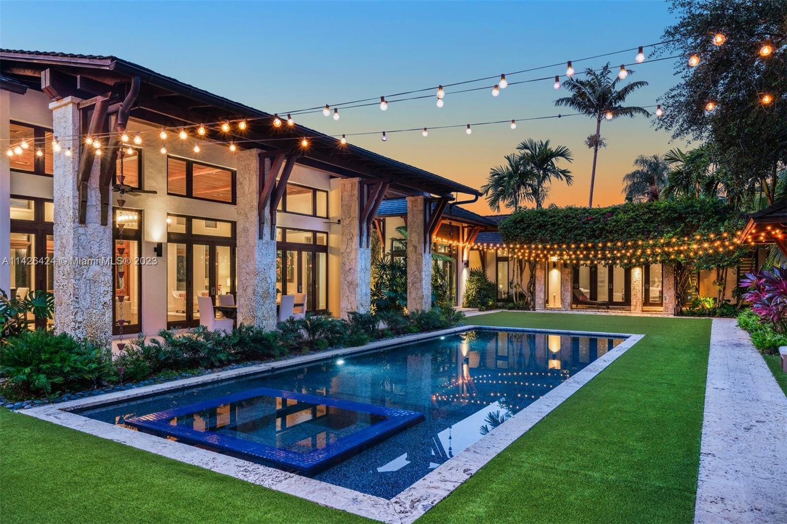 COLLINS MANOR - Residential