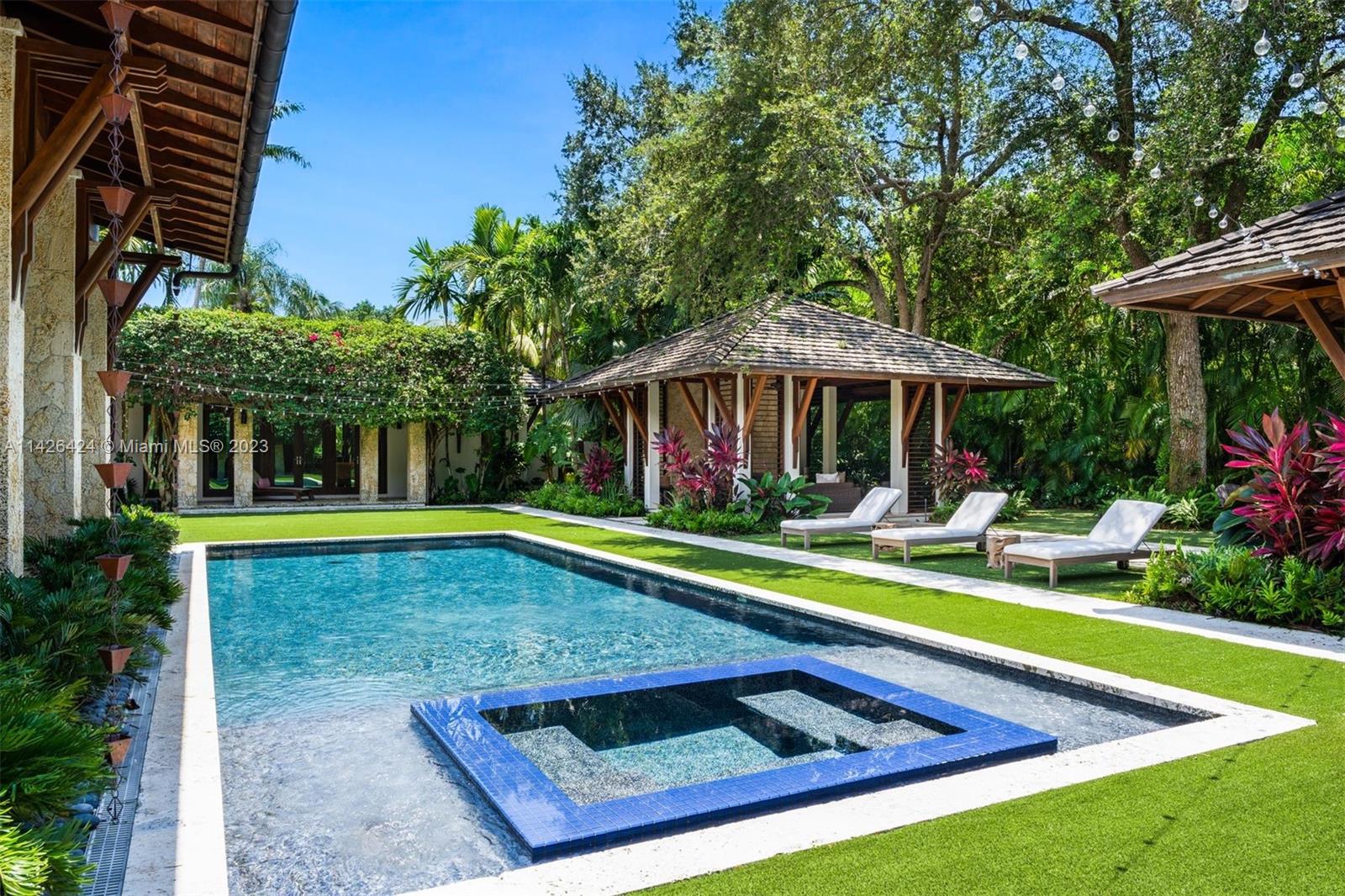 COLLINS MANOR - Residential