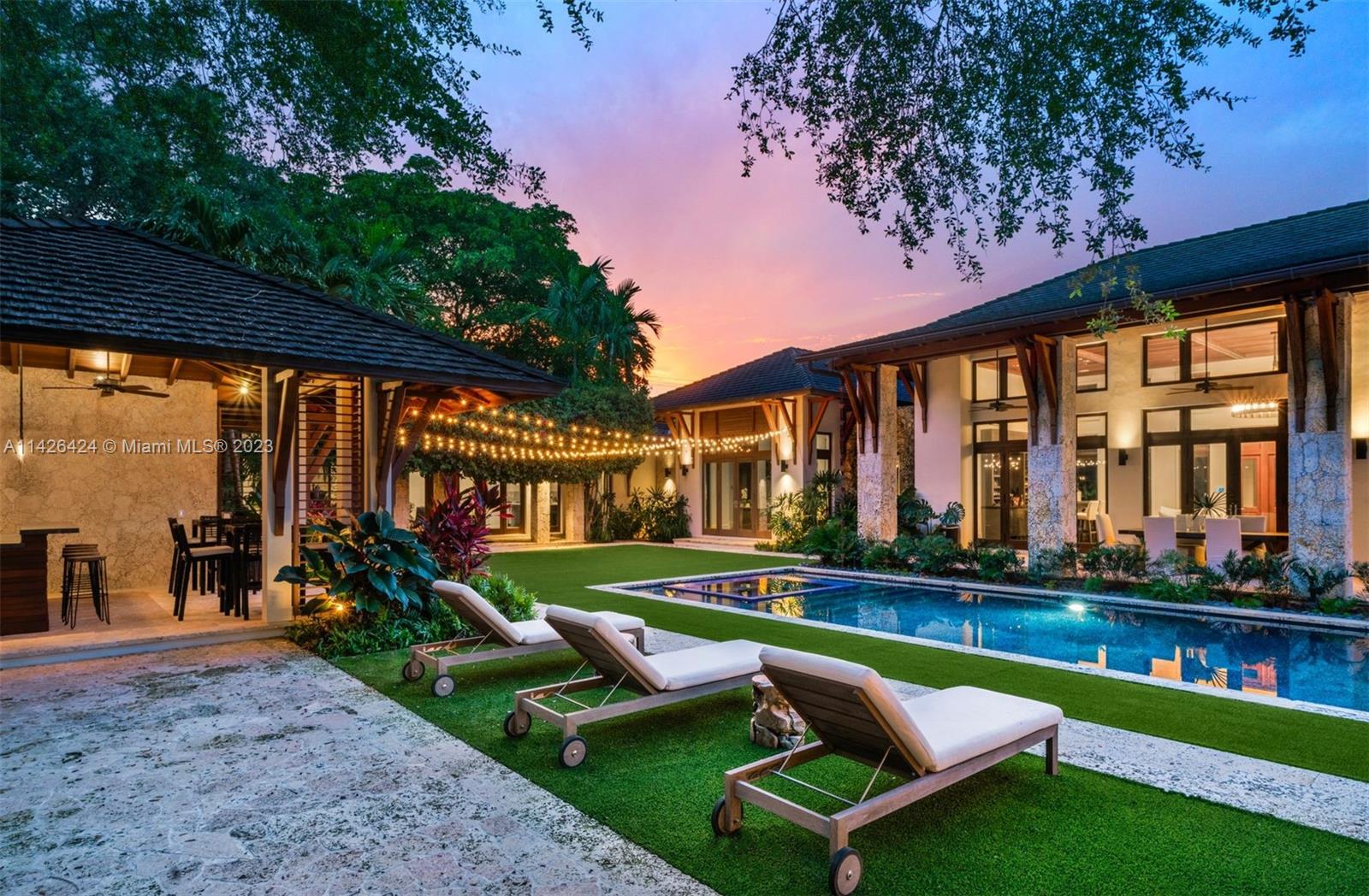 COLLINS MANOR - Residential