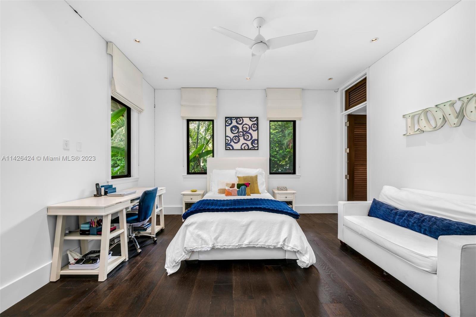 COLLINS MANOR - Residential