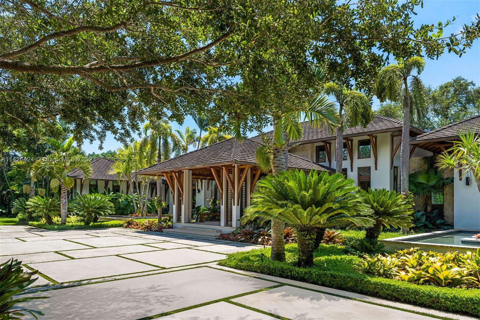 COLLINS MANOR - Residential