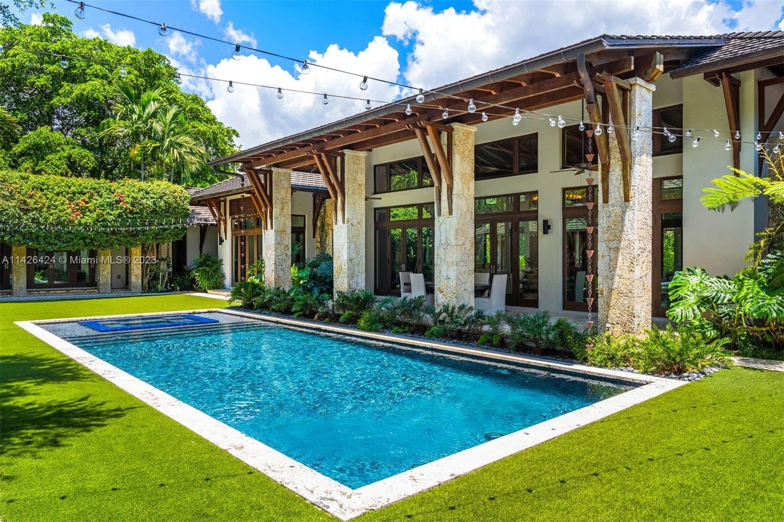 COLLINS MANOR - Residential