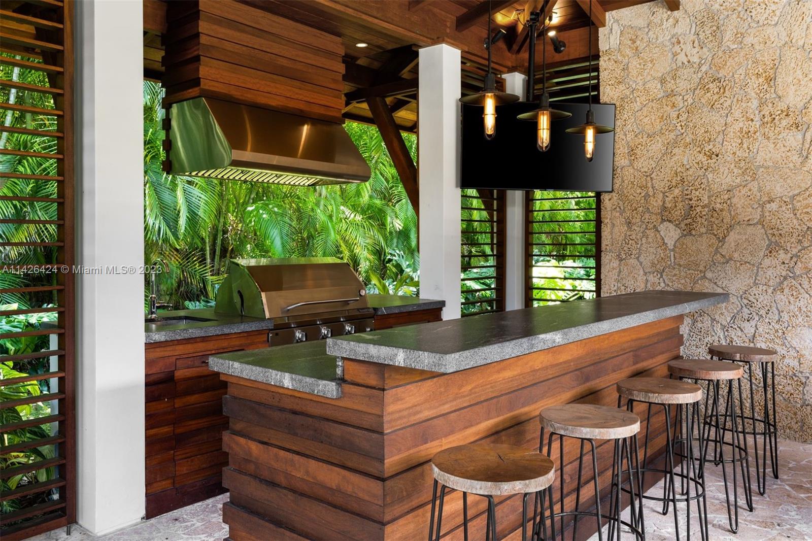 COLLINS MANOR - Residential