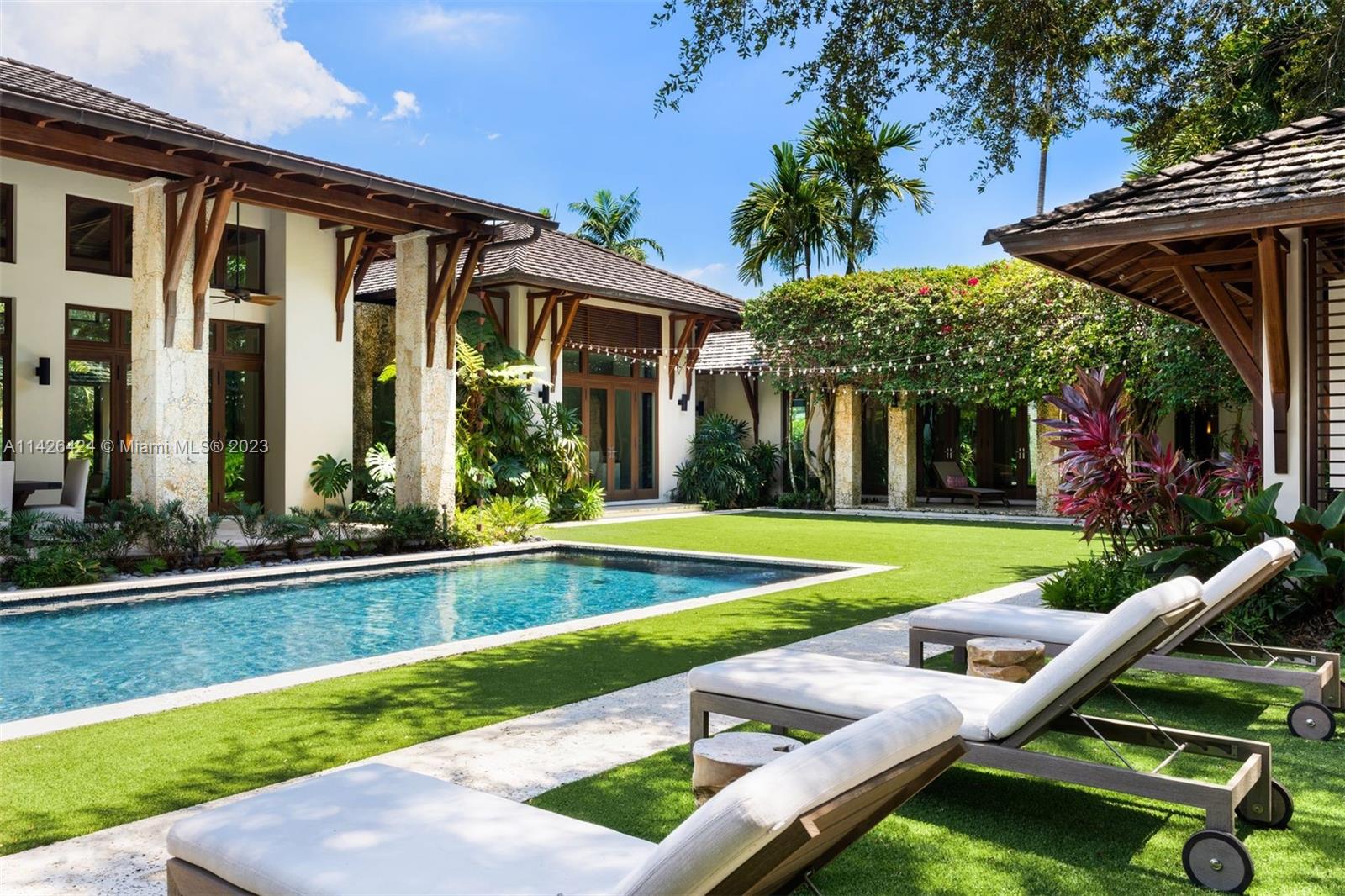 COLLINS MANOR - Residential