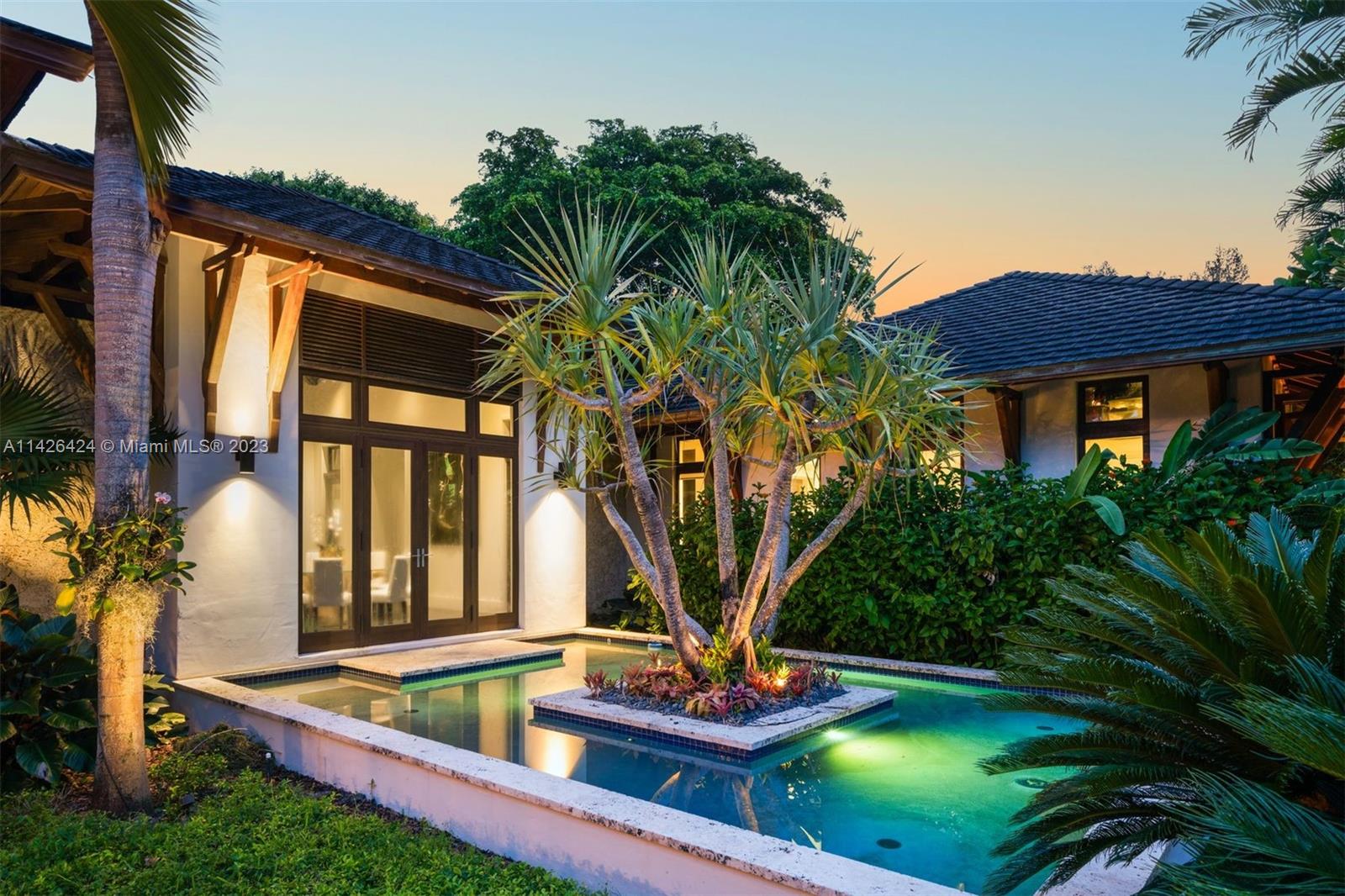 COLLINS MANOR - Residential