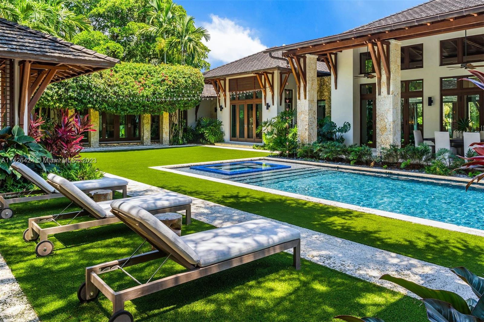 COLLINS MANOR - Residential