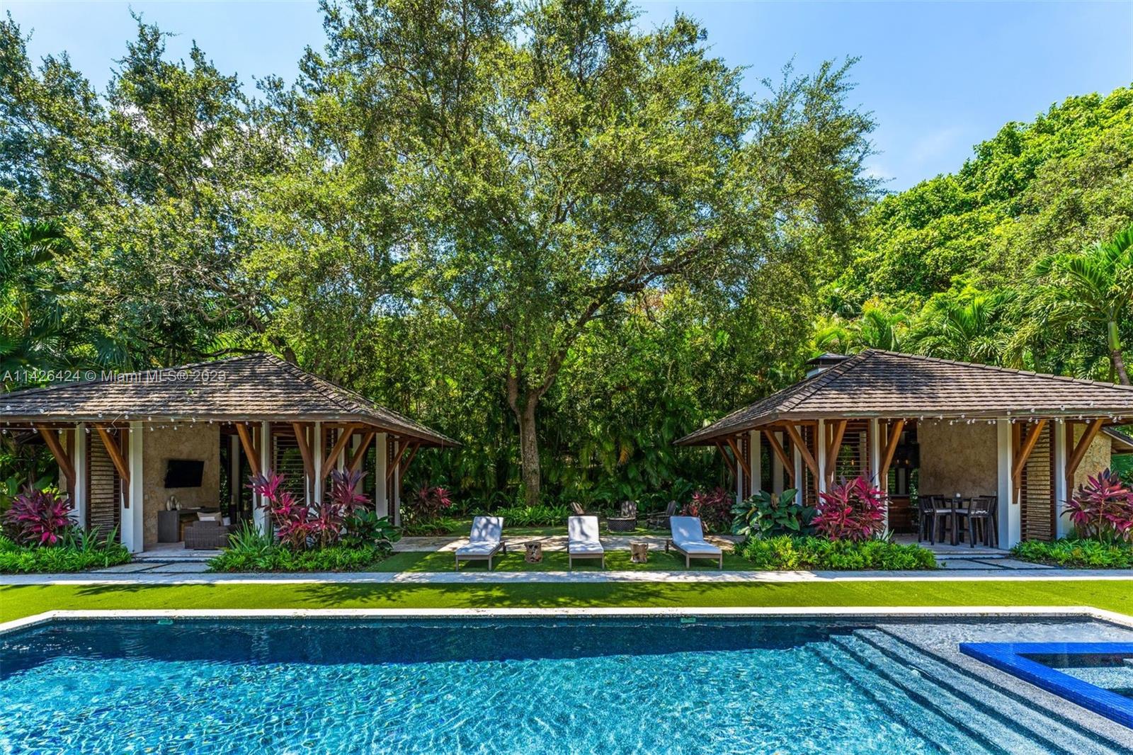 COLLINS MANOR - Residential