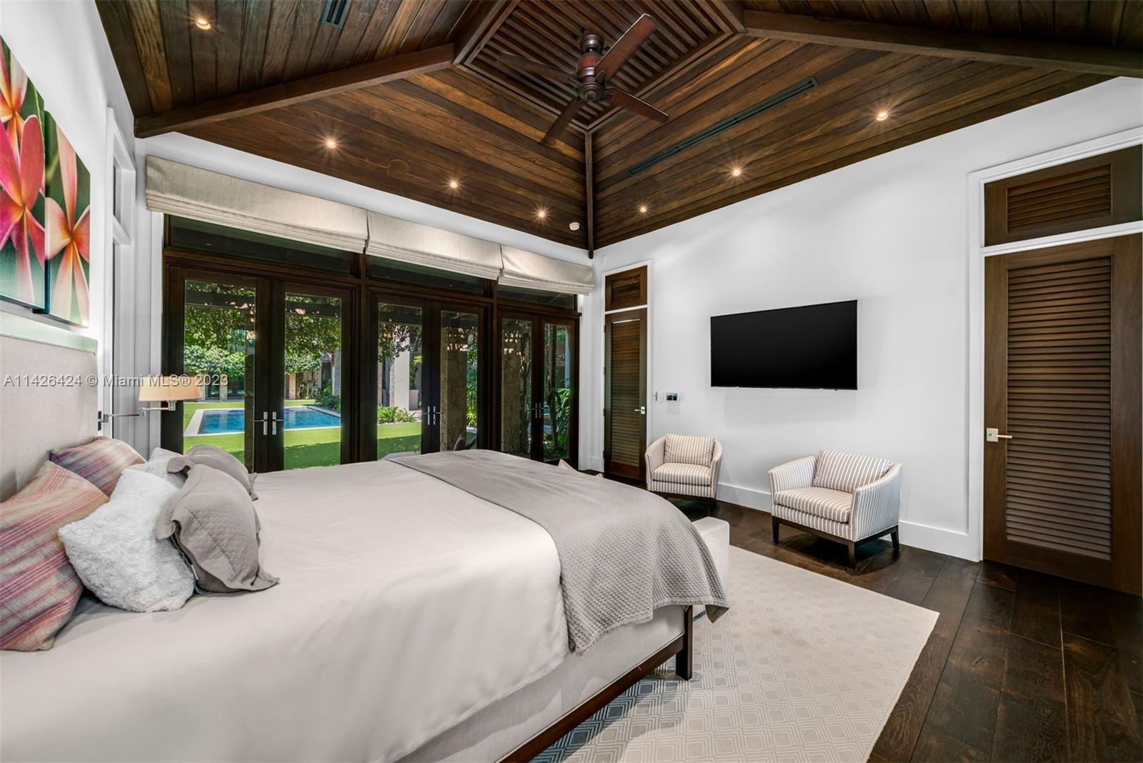 COLLINS MANOR - Residential