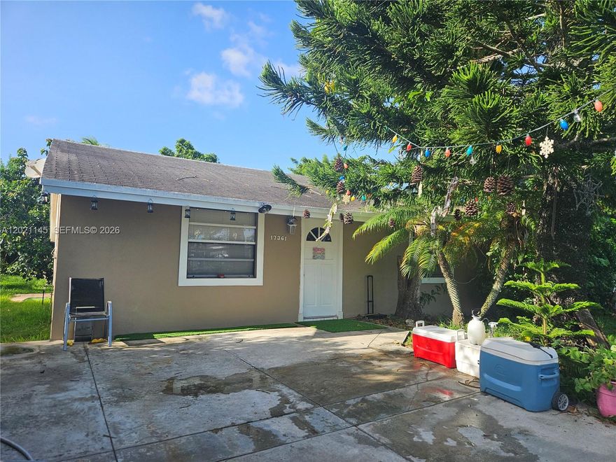 Located off SW 173rd Ave and 304th ST, this charming home on large lot in quiet neighborhood with mature fruit trees. Close to shopping, restaurants, turnpike and Baptist Hospital in Homestead 33030. This property is Makle Brothers construction (built in 1983 Stucco over frame with a beam on walls tying to roof) . Roof is 1999 and  A/C is 2-3 yrs old.  ALL CASH BUYER DESIREABLE as Conventional Buyer may need to satisfy roofing to secure insurance.